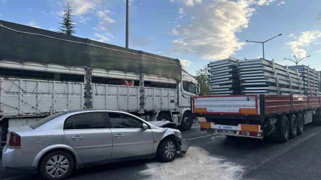 Uşak’ta otomobil tıra arkadan çarptı: 4 yaralı