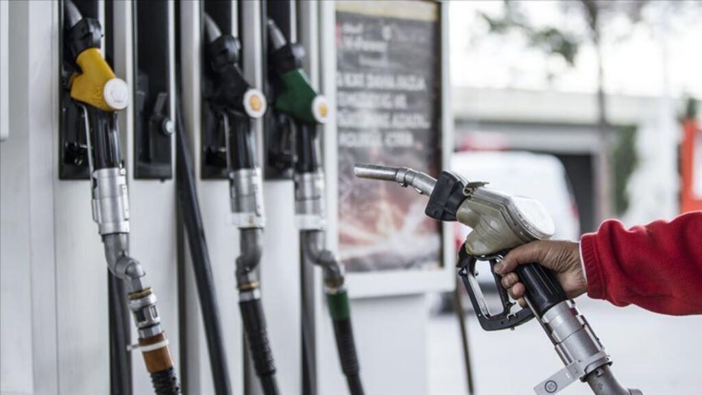 Akaryakıta çifte zam geldi: Benzin ve motorin fiyatı ne oldu?