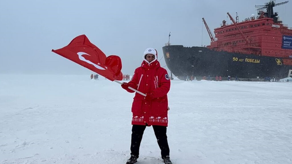 Kuzey Kutbu’nda bir Türk öğrenci: Buzu deldi, bayrağı dalgalandırdı